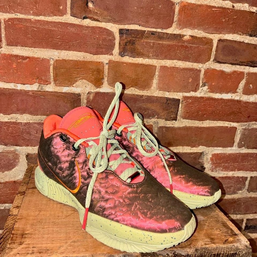 Pink Nike women's size 8 Nike LeBron‎ queen conch